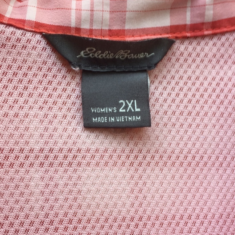 EDDIE  BAUER  2XL short sleeve Vented sides Pockets Bust Darts shirt. Cooling. - Picture 2 of 15